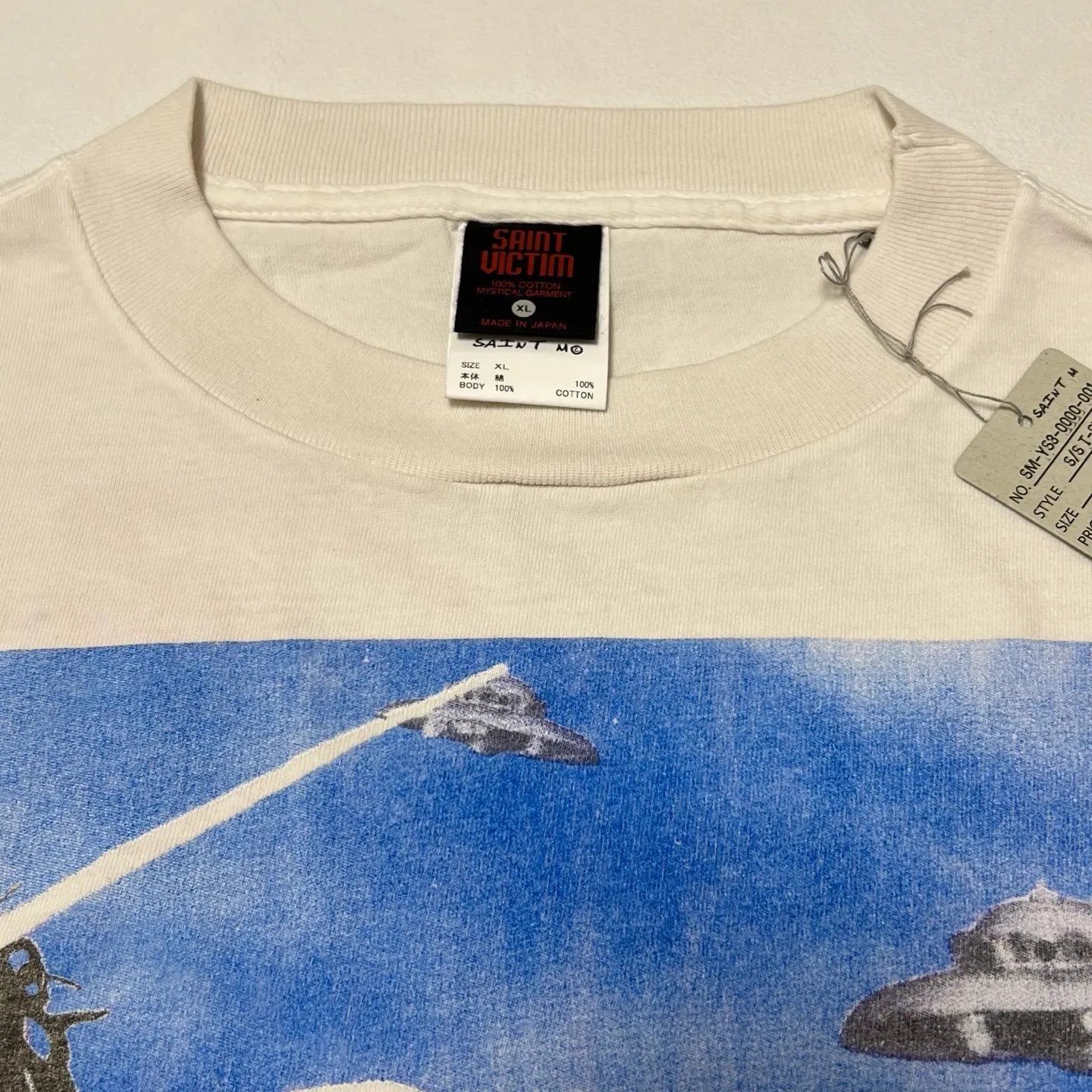 SAINT Mxxxxxx × Sean Wotherspoon SW_SS TEE/KIKI/WHT Alien Crisis/Alien President Mountain TEE Off-white S-XL Super handsome co-branded alien print design Ultra-difficult printing restoration High printing difficulty The word 'Crisis' is printed on the body and sleeve bones Correct version Customized SW co-branded accessories/cylindrical side seam fabric Enzyme heavy washing water distressing Handmade garments with graffiti and ink splashing